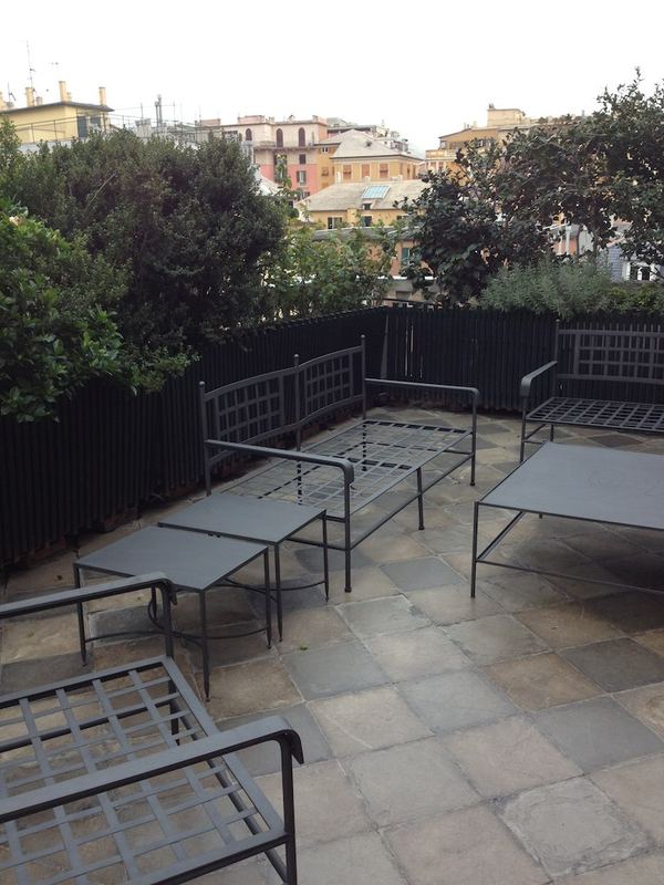 Terrazzo a Genova con alloro, olivo e lavanda in vaso — realizzazione Peirano Vivai